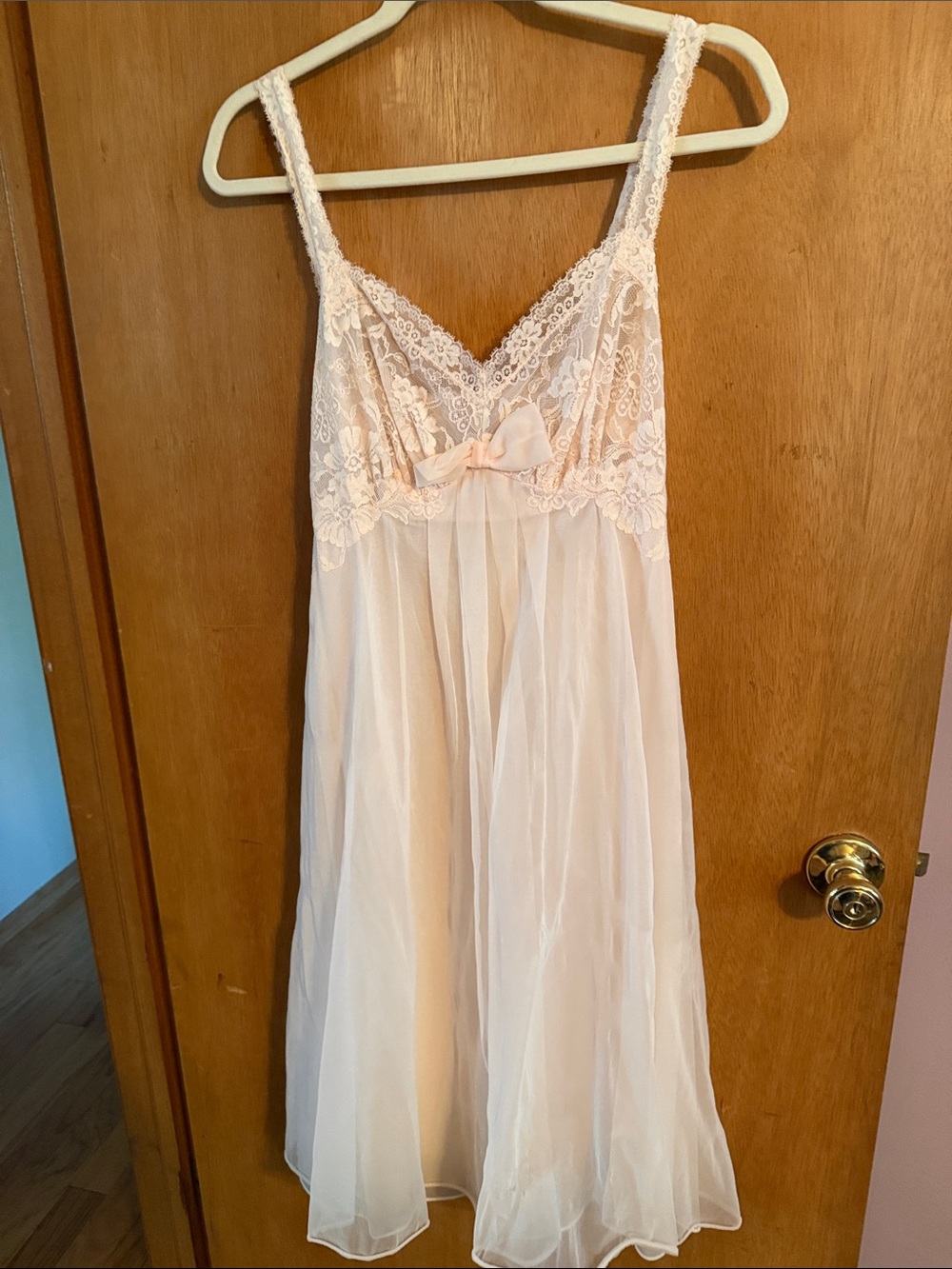 Vanity Fair Pale Blush Lace-Trim 60’s nightgown